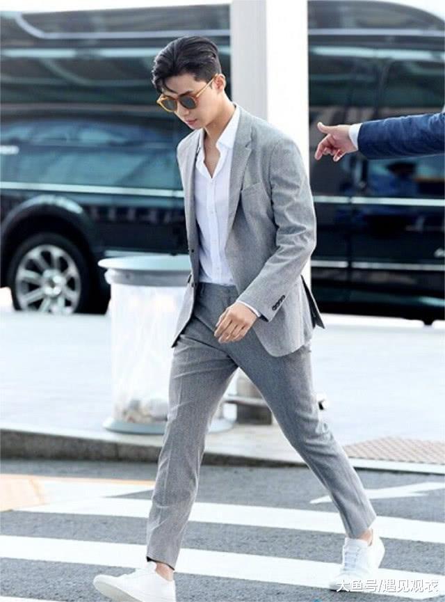 "韩国男神"朴叙俊实力演绎优越比例, 长腿大展性感魅