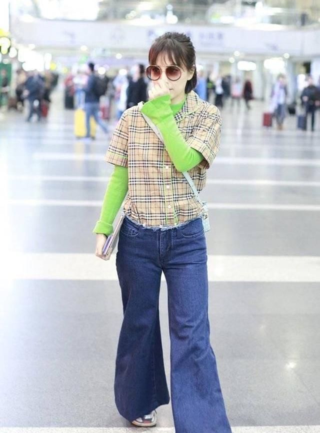 1米6吴昕穿低腰牛仔矮了一大截,真不如1米56的蔡依林!