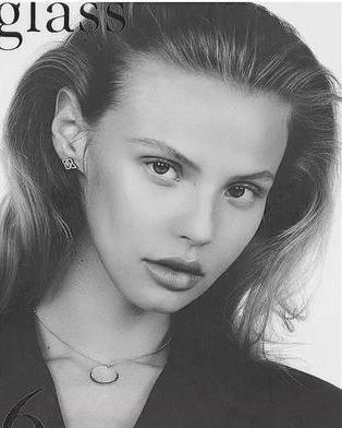 维密史上的"披风专业户",曾穿上最难驾驭的高跟鞋,惊艳全场