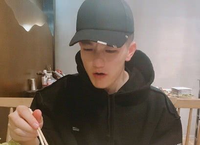 何捷颜值有多高?看看张馨予的晒照,网友:不出