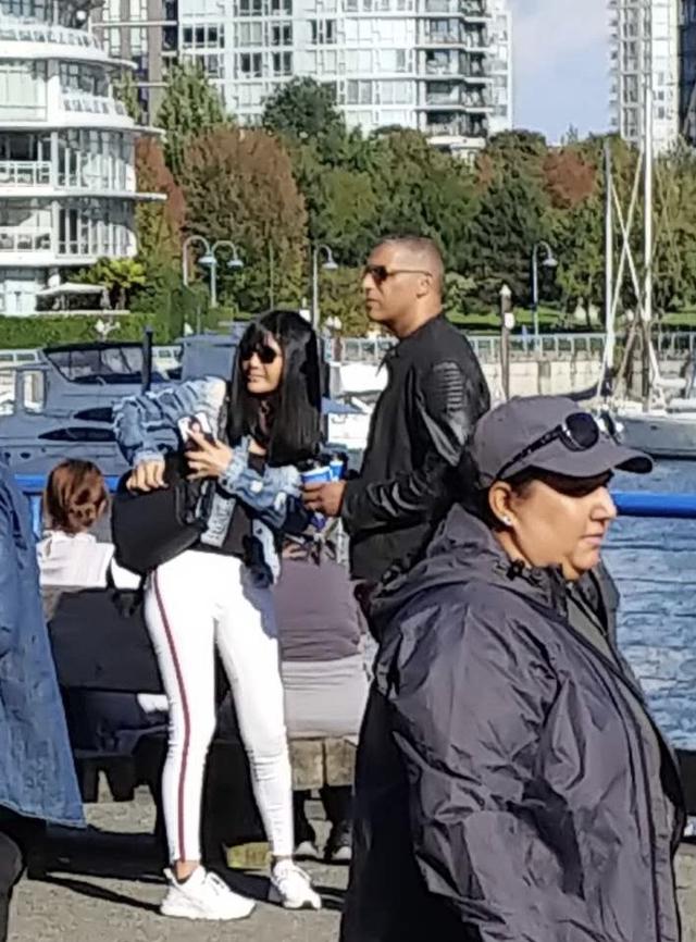 张咪与老公温哥华街头甜蜜同框