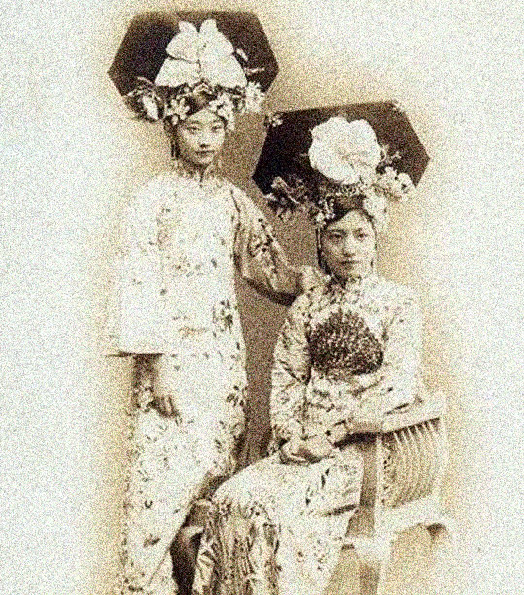 清朝美女老照片,这些亭亭玉立的女子,也曾经是好男人的宝贝疙瘩