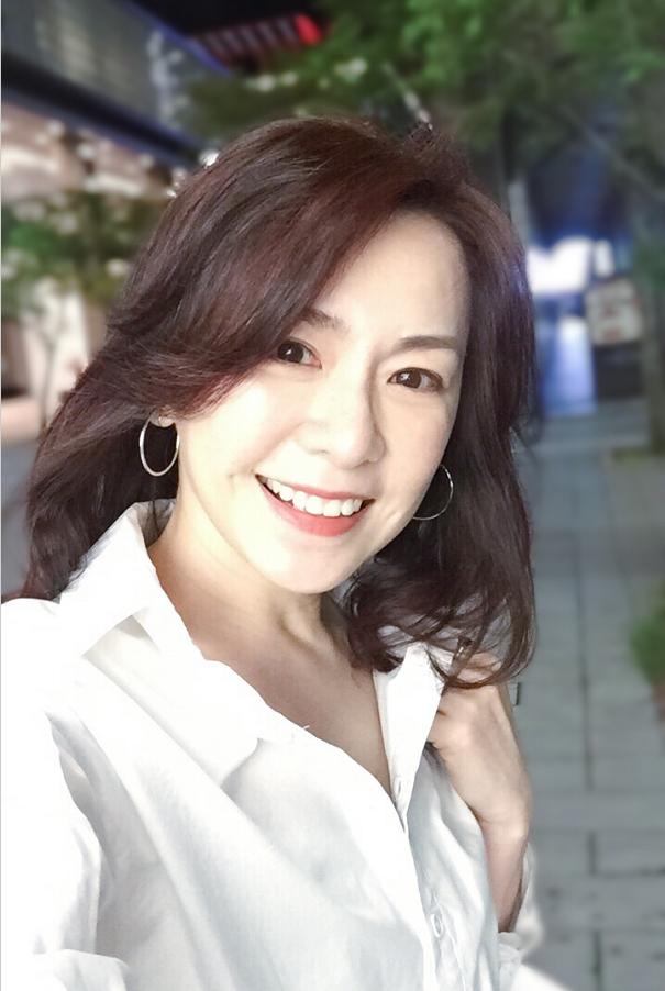 成名较早的潘仪君在短短几年时间内便积攒了极高的人气,长相清纯动人