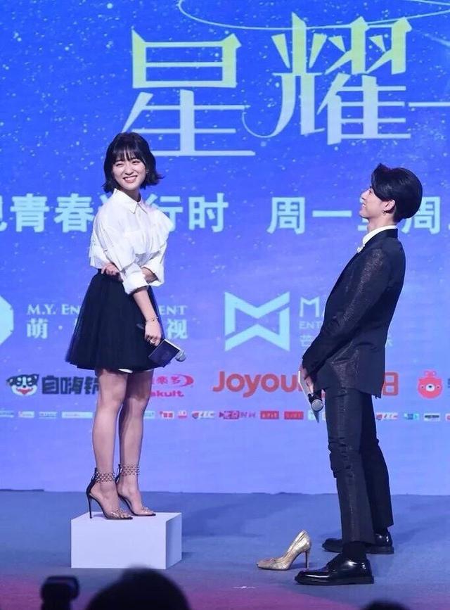 身高160的沈月撞上162的周冬雨,差距太明显,网友:仿佛差20厘米