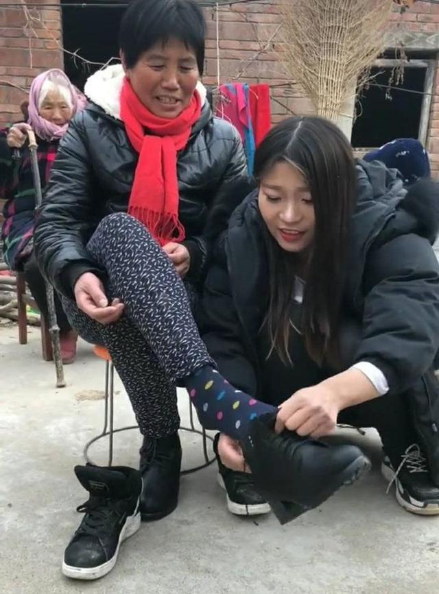 抖音网红水泥妹靠直播打赏买兰博基尼?她的幽默答复显高情商