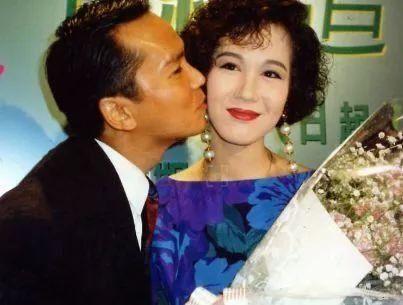 嫁小4岁男演员,结婚二十多年却无子女,今56岁仍美丽优雅