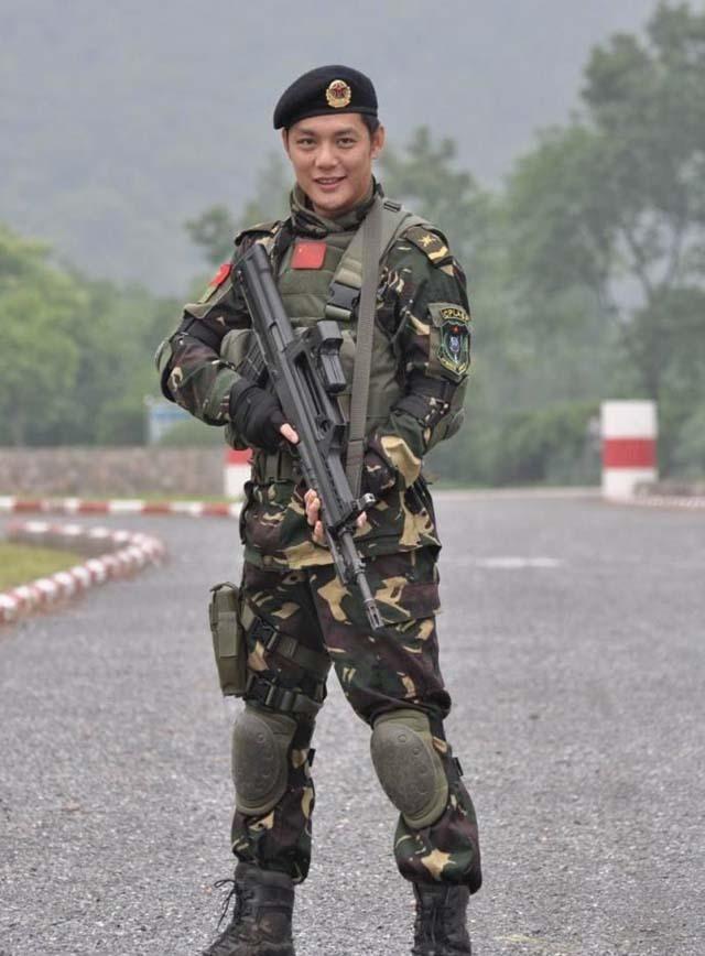 强晓伟是在剧中很沉稳,话不多但是办事很利落,之后转业到地方成了刑警