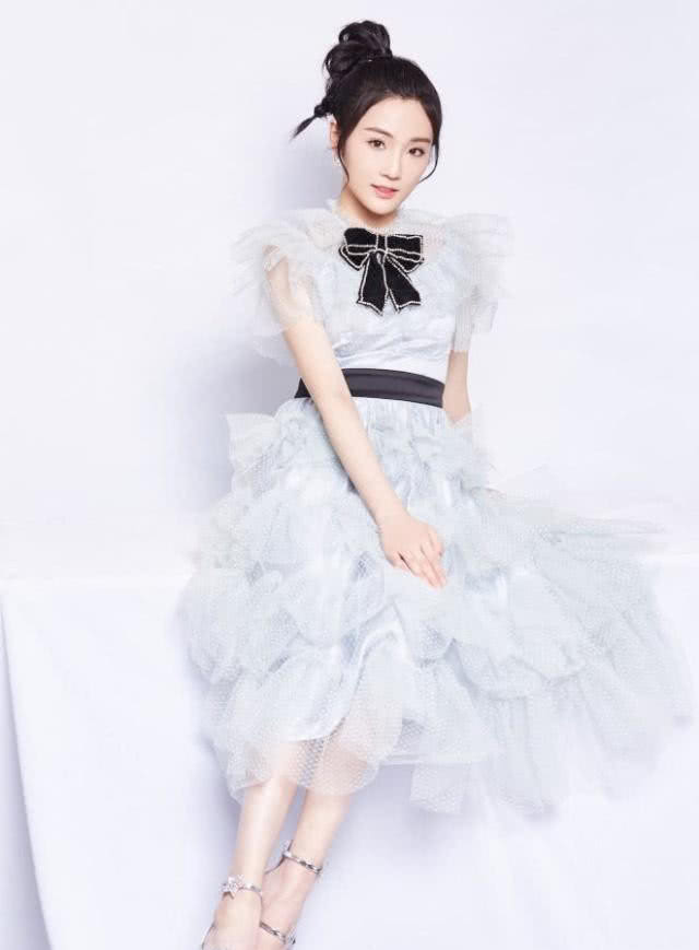 张可盈是怎么想的,身穿"蚊帐裙"亮相,low了不止一点点