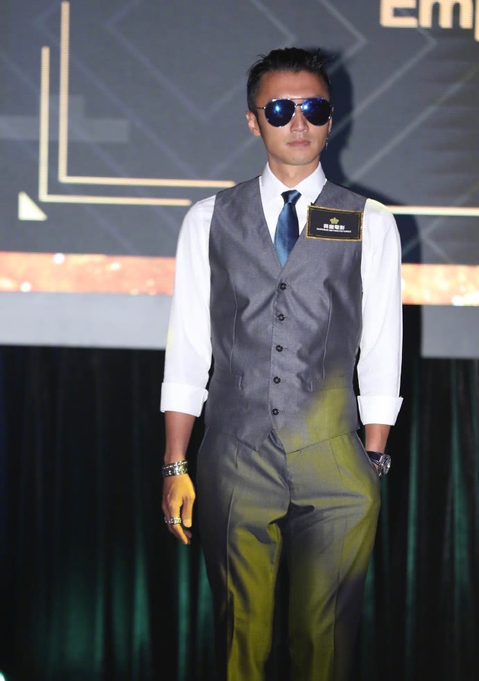 在香港国际影视展上谢霆锋出席英皇电影巡礼并宣传新片,谢霆锋戴墨镜