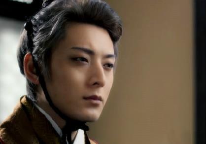 历史学家都怀疑他是穿越的发现飞机让妻子穿不过膝的短裙