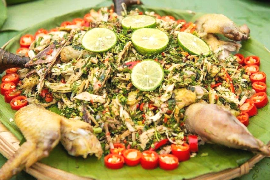 云南特色美食鬼鸡名字听着很诡异但酸辣口感一吃就上瘾