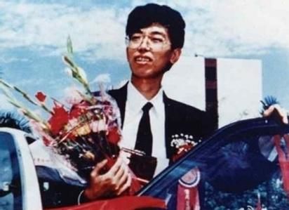 霸道总裁刘强东:约谈高管喝茶,桌子上摆着两把