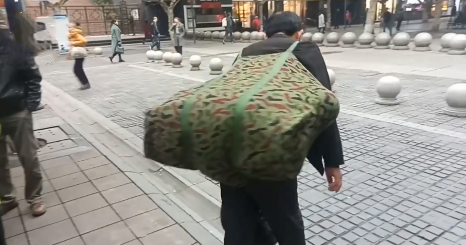 5旬男子背着麻袋,里面装着一个人,路人报警结局却让人泪目!