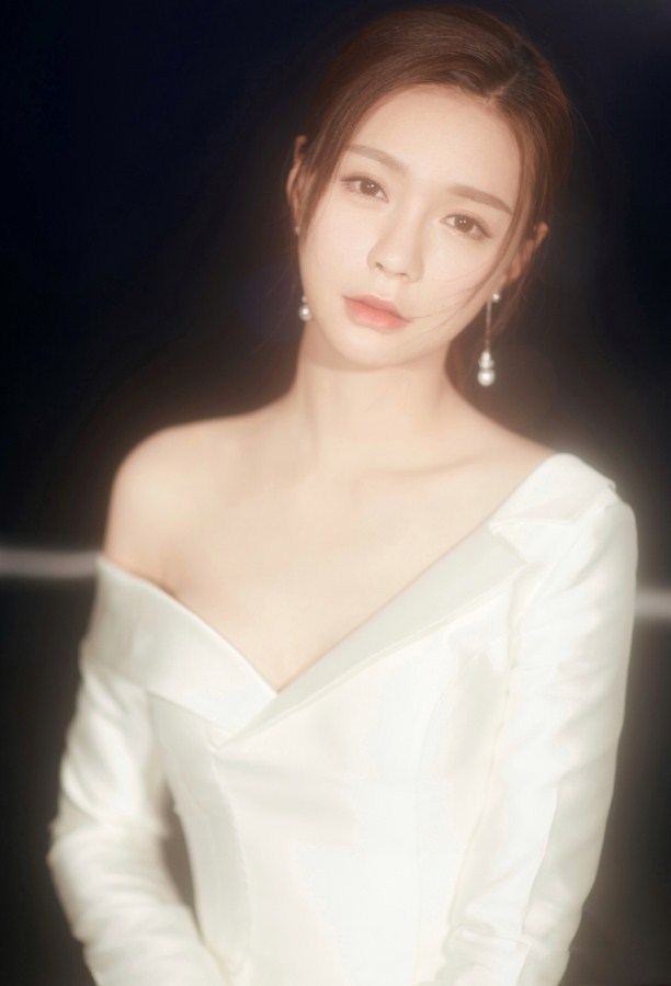沈梦辰连晚礼服也不肯好好穿了,小露香肩,配一袭白裙却很儒雅!