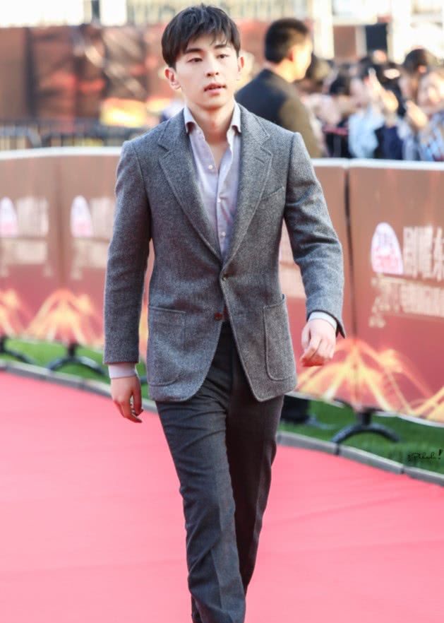 这样的造型,把他良好的身形勾勒出来,可以用高大威猛来形容了,很多