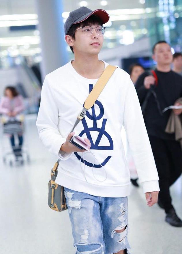 彭昱畅穿白色卫衣搭配破洞牛仔裤现身 戴着眼镜斯文养眼