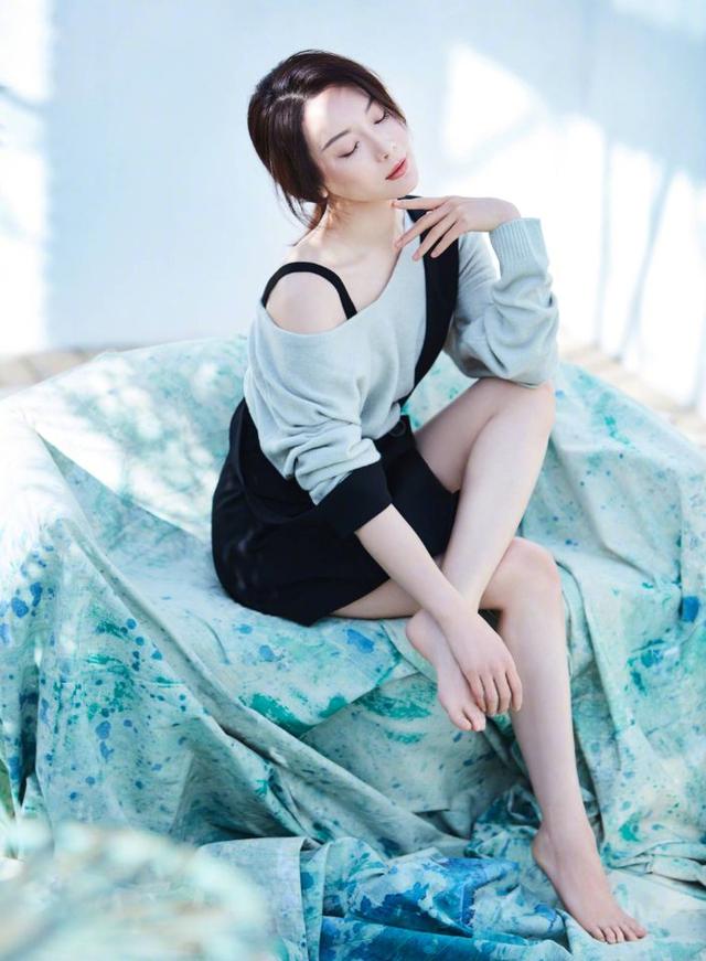 42岁陈数只是剪波波头穿件小吊带就气场全开妩媚又撩人