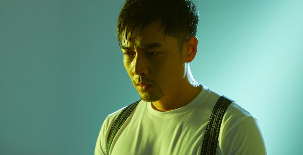 霍政谚湿发造型新写真 光影交映下眼神迷离荷尔蒙十足