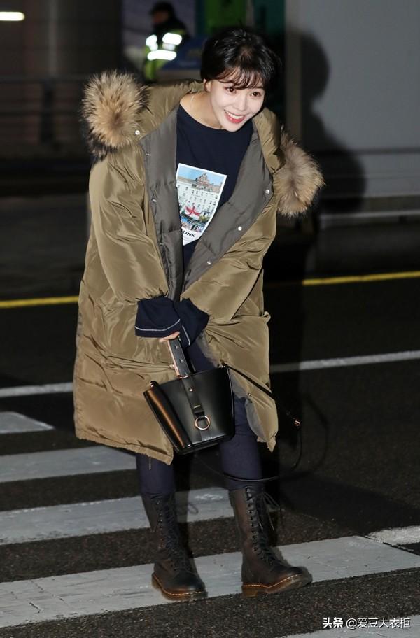 棕色羽绒服配深色穿搭不出错,林世美低调不失时髦感的街拍范儿
