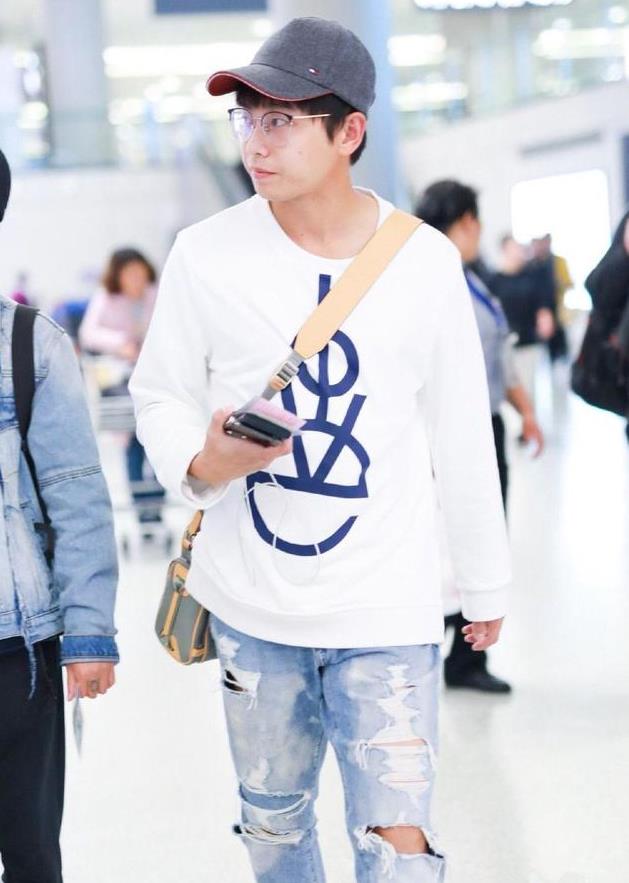 彭昱畅穿白色卫衣搭配破洞牛仔裤现身 戴着眼镜斯文养眼