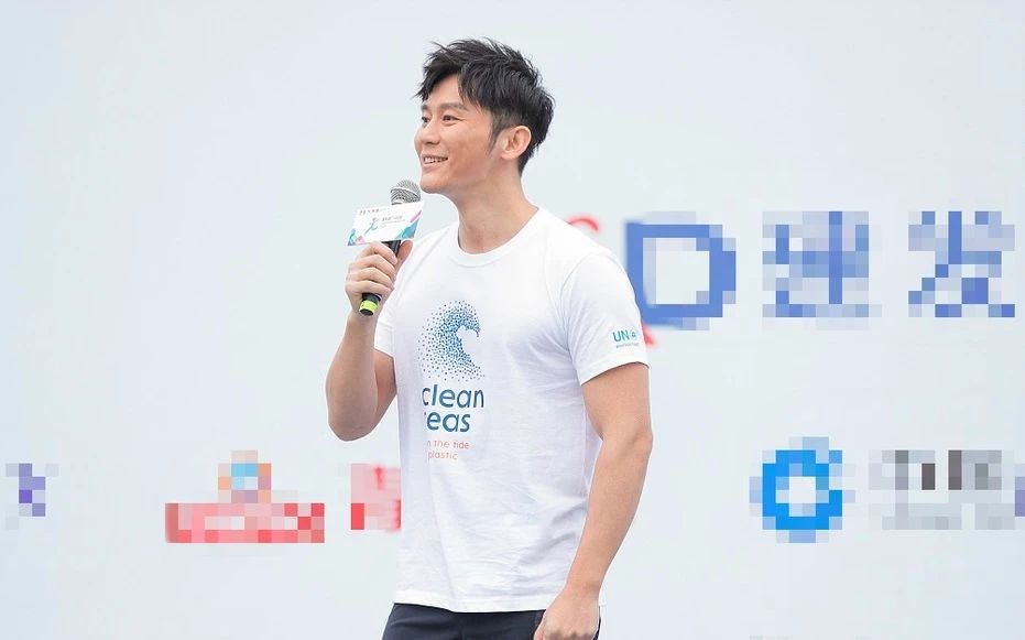 李晨现身厦门赚钱一身穿着引发热议谁注意到他的头发了