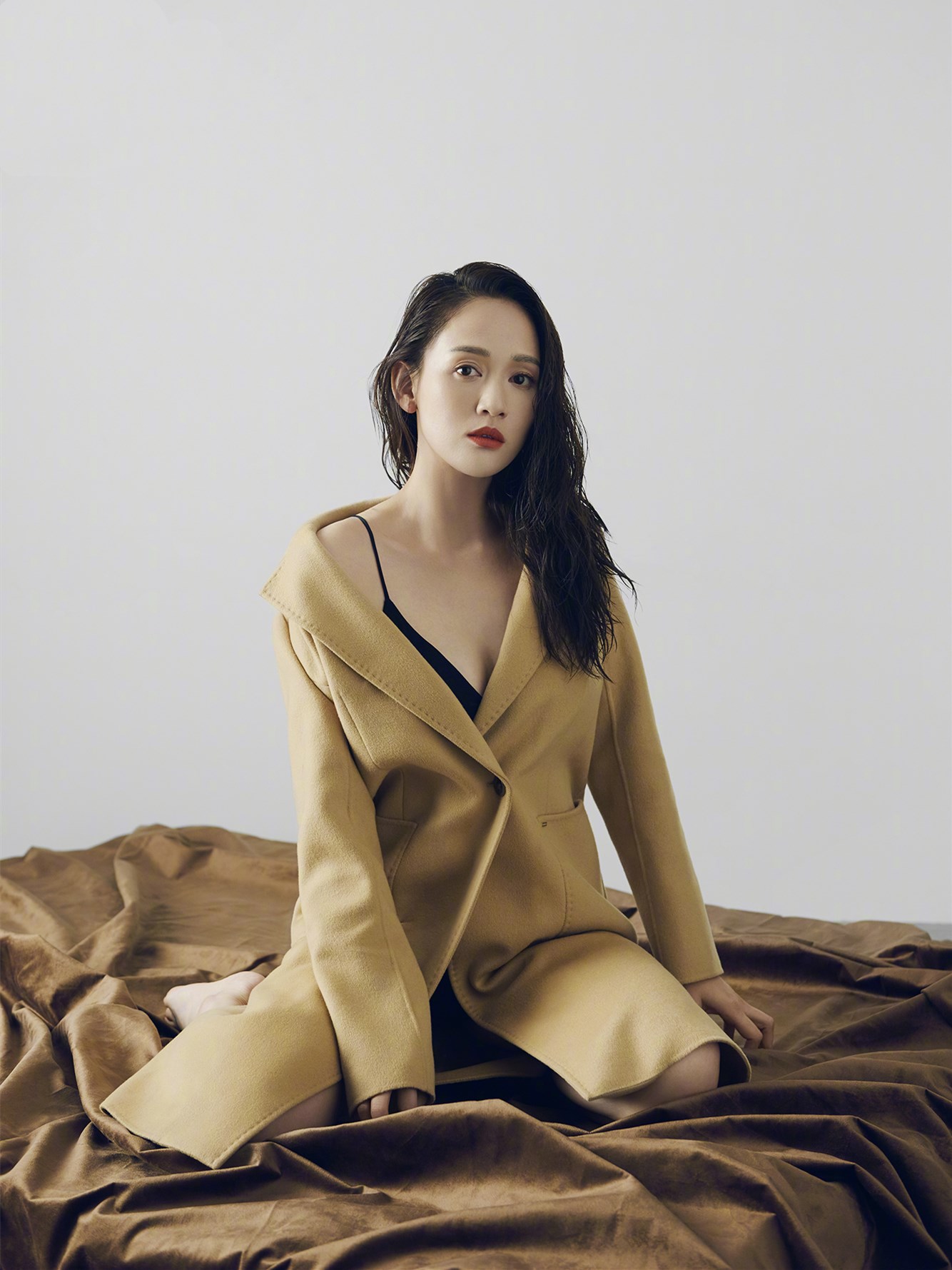 陈乔恩终于不扮少女,画大红唇拍写真,快40岁照样好看!