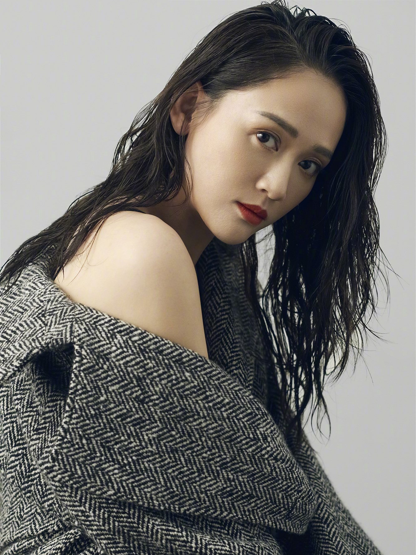 陈乔恩终于不扮少女,画大红唇拍写真,快40岁照样好看!