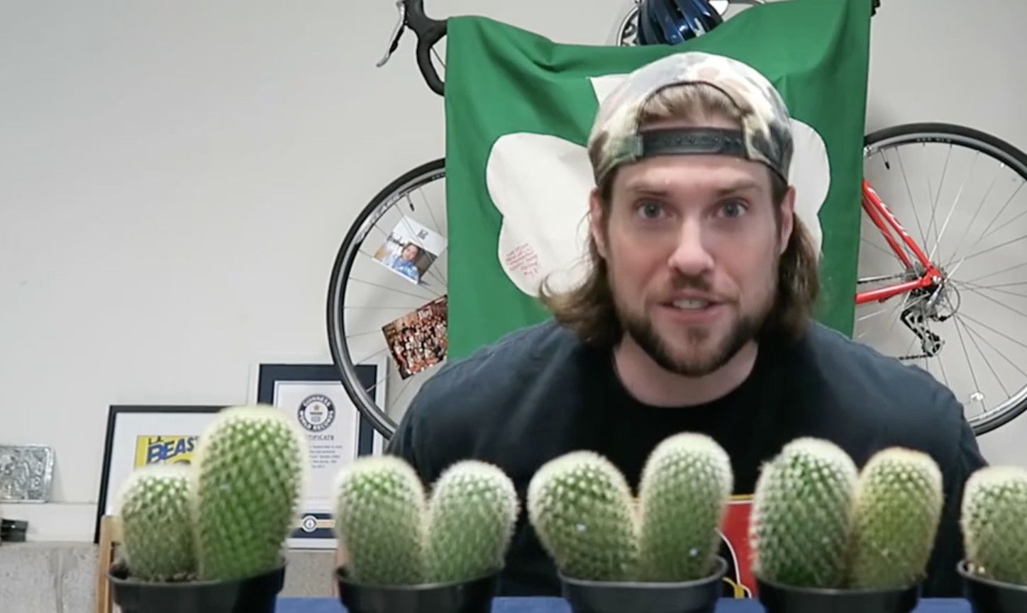 实拍外国小伙挑战生吃5盆仙人掌,网友:画面太美,简直不敢看