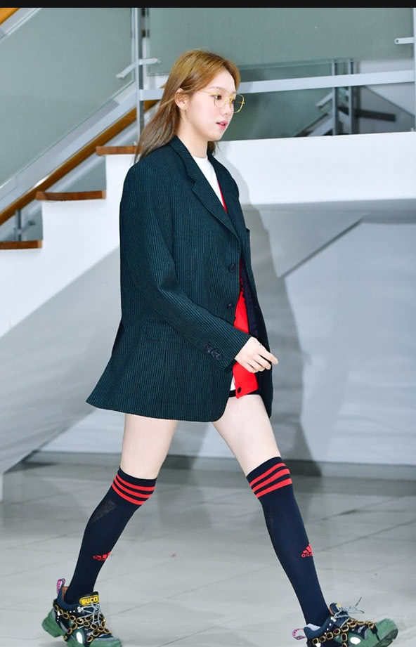 李圣经穿了件条纹西服大玩"下衣失踪" 露出一双白皙修长的美腿