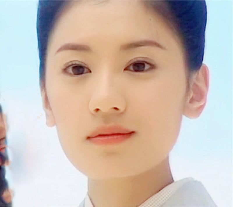 和前夫结婚5年无子,再婚后连生2胎,今44岁越来越美,像公主