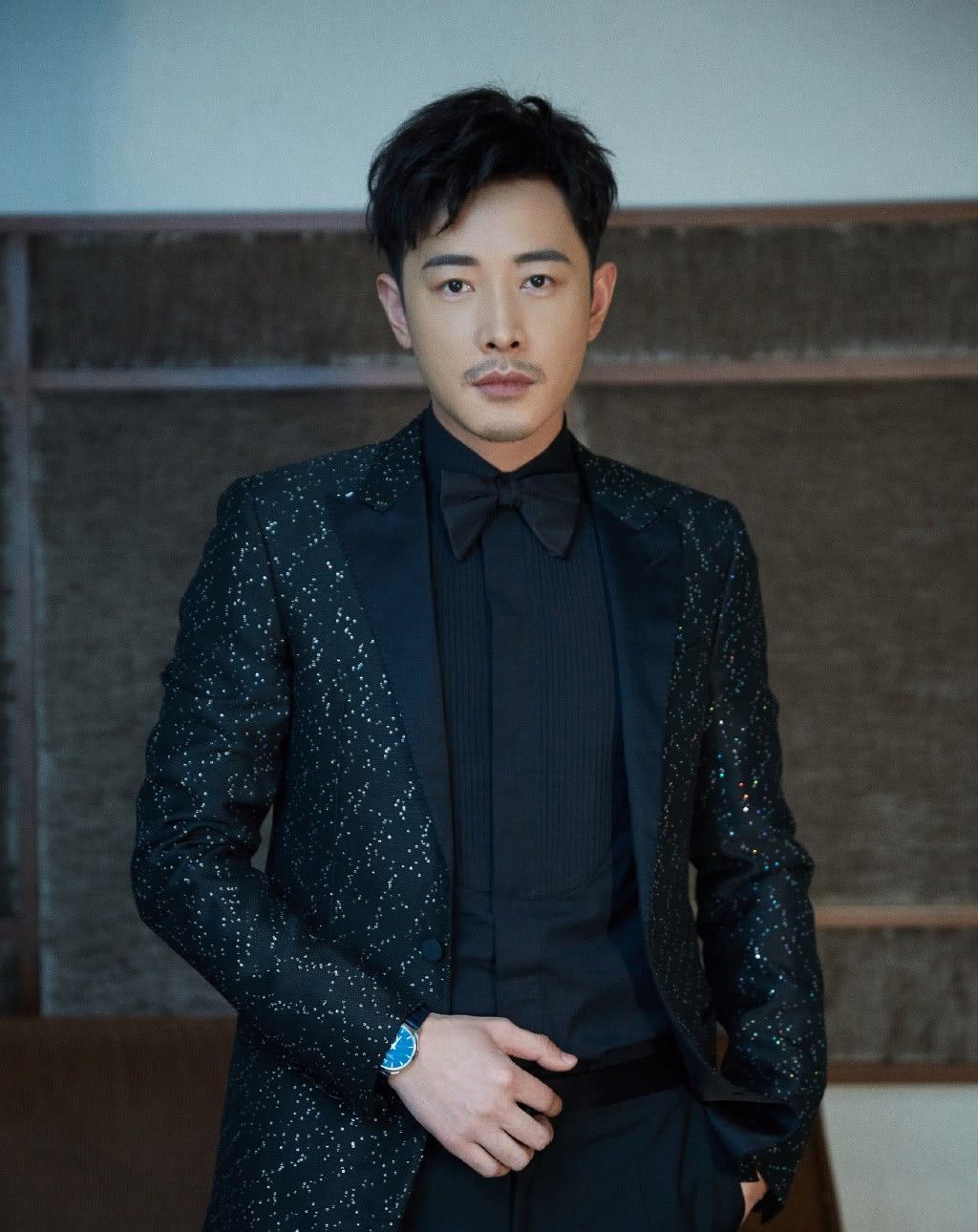 罗晋唐嫣婚后同台,黑红配隔空穿起情侣装,网友:这狗粮撒的高级