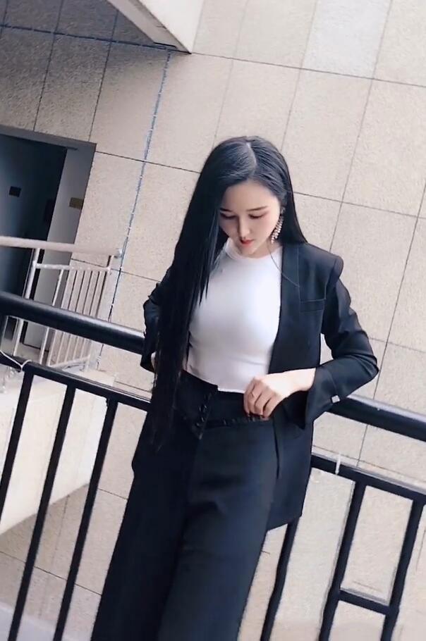 与黑色西服搭配的美女,另类职场范,有没有身材很关键!