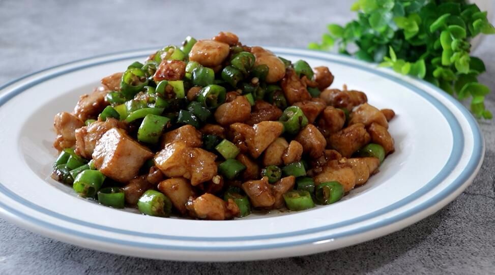 鸡腿也可以炒着吃,手把手教你做尖椒炒鸡丁,香辣入味,越吃越香