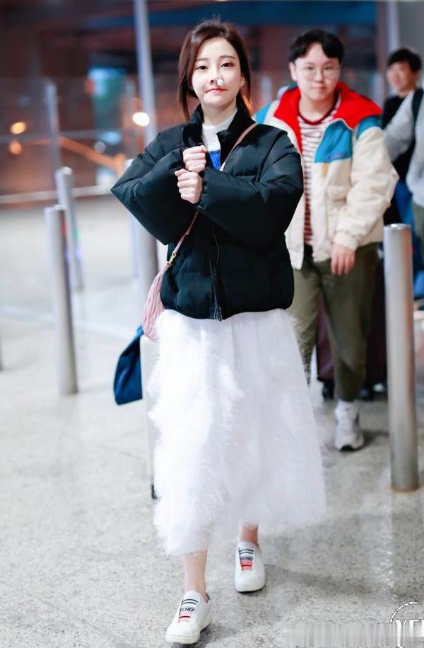 冯提莫穿雪地靴机场卖萌,不想真实身高更抢镜,怕是1米4都没有