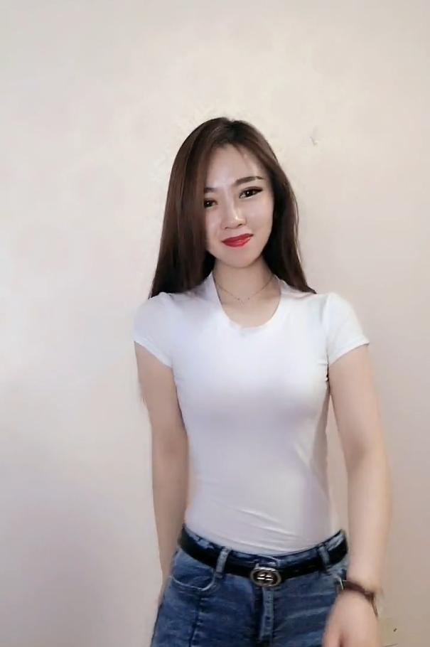 白t恤美女,穿搭甜美个性,人见人爱!