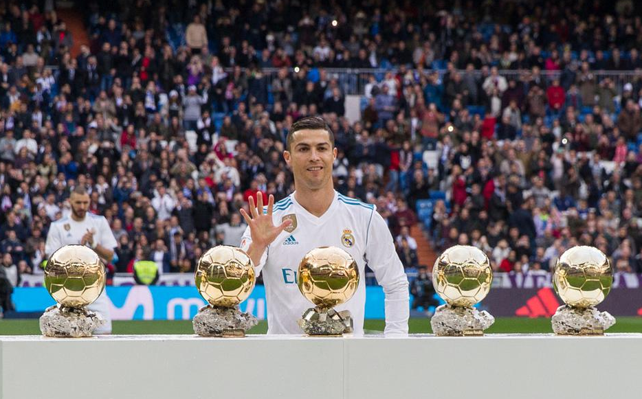 不容易!中止c罗梅西十年霸业,年度最佳球员获金球奖打破垄断!
