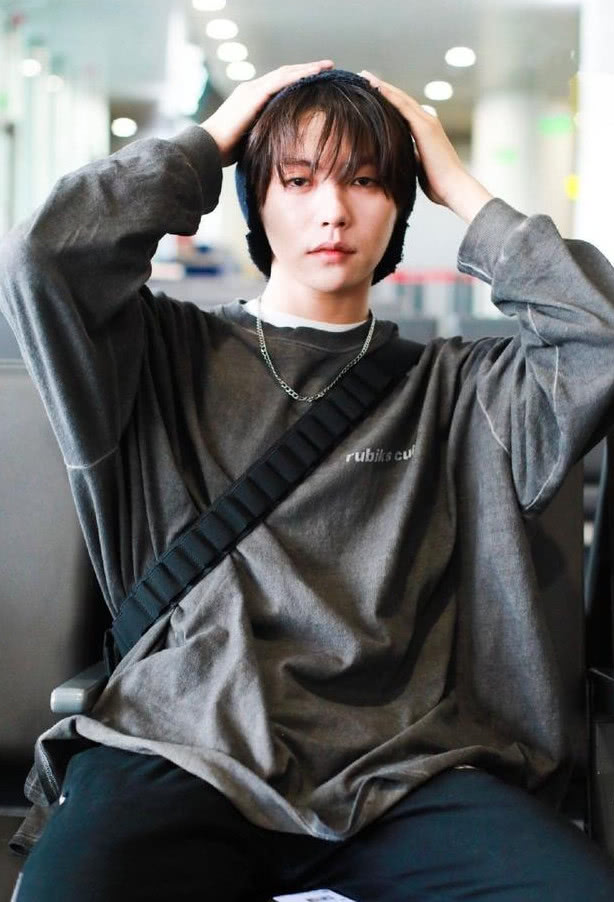 肖宇梁身穿灰色卫衣搭配黑色运动裤现身机场 比v卖萌帅气十足