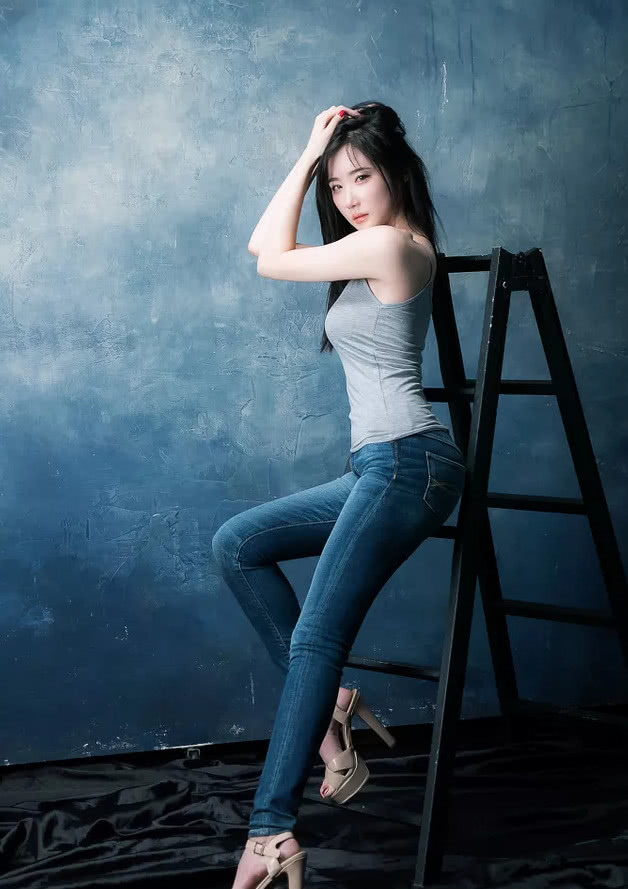 烂大街的牛仔裤经久不衰的潮流风度完美展现身材比例