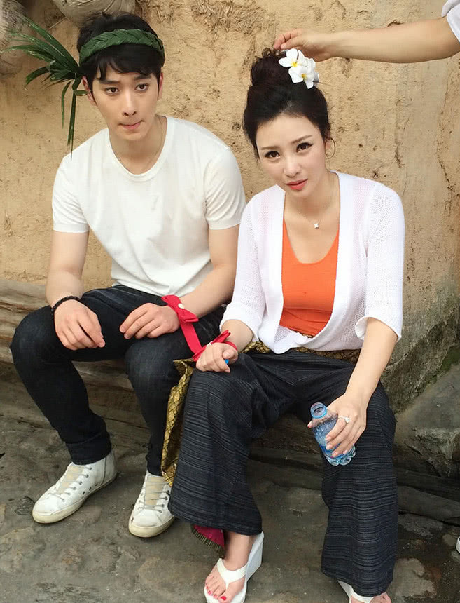 没想到性感的柳岩私下坐姿比男人还霸气网友难怪她没男朋友