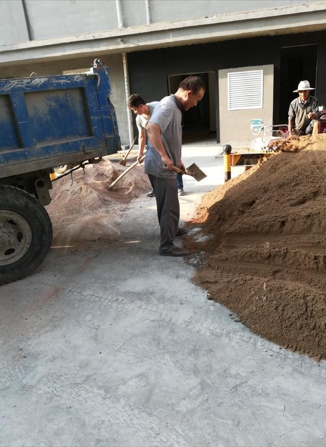 装修公司铺地砖居然用这种沙子,业主看到后坚决要求更换