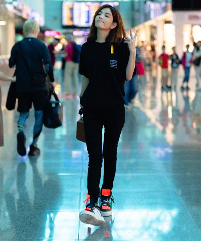 陈嘉桦现身机场,黑色t恤配紧身裤显瘦20斤,这是要嫩回少女吗
