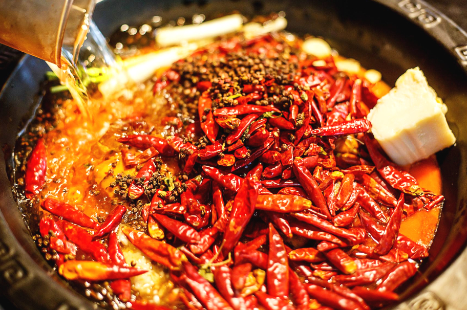 重庆美食不愧是以辣为主,吃辣才是人生标配,连外国人也为之驻足