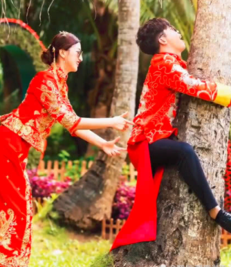 新人被摄影师安排这样的摆拍动作,新娘一脸羞