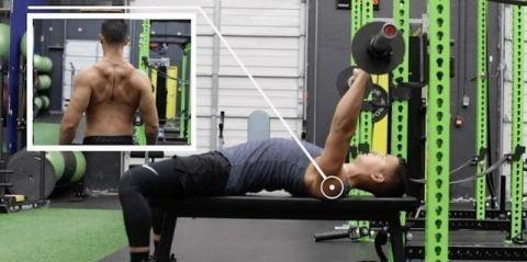 杠铃卧推肩膀痛 应该怎么治