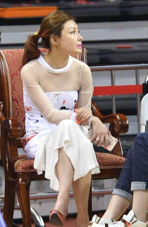 广东宏远队老板娘有多美?40岁身材不输少女,还曾被人偷瞄