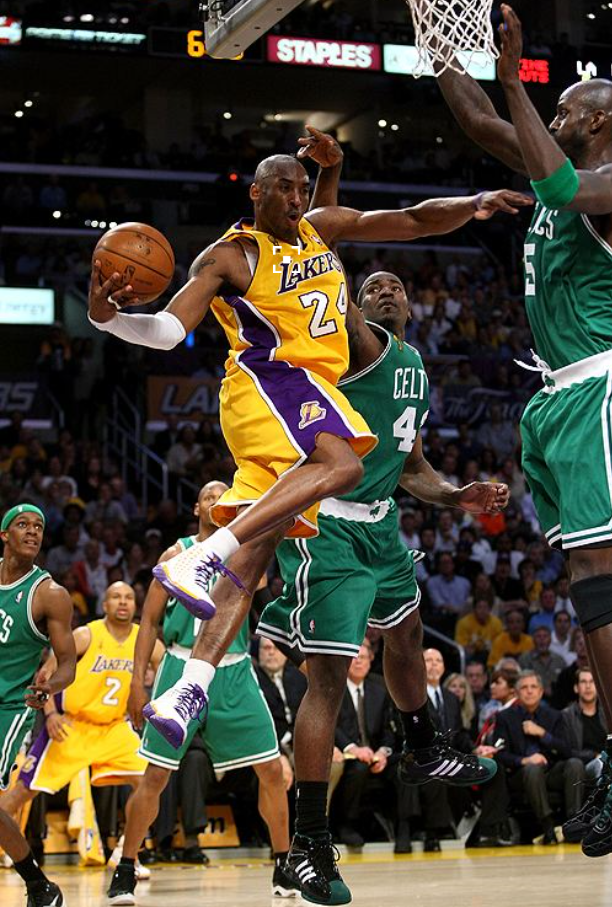 10图看科比的超强拉杆:空中一挑马刺4人,底线拉杆展示强大腰腹