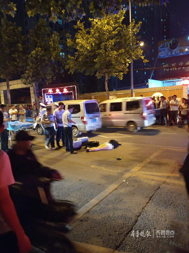 济南两女子横穿马路被面包车撞倒,年轻女孩当场身亡