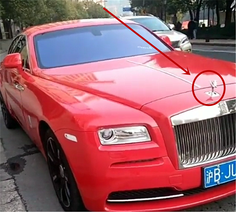 罕见红色劳斯莱斯,车价547万配黄金标,单单车标就值20万!