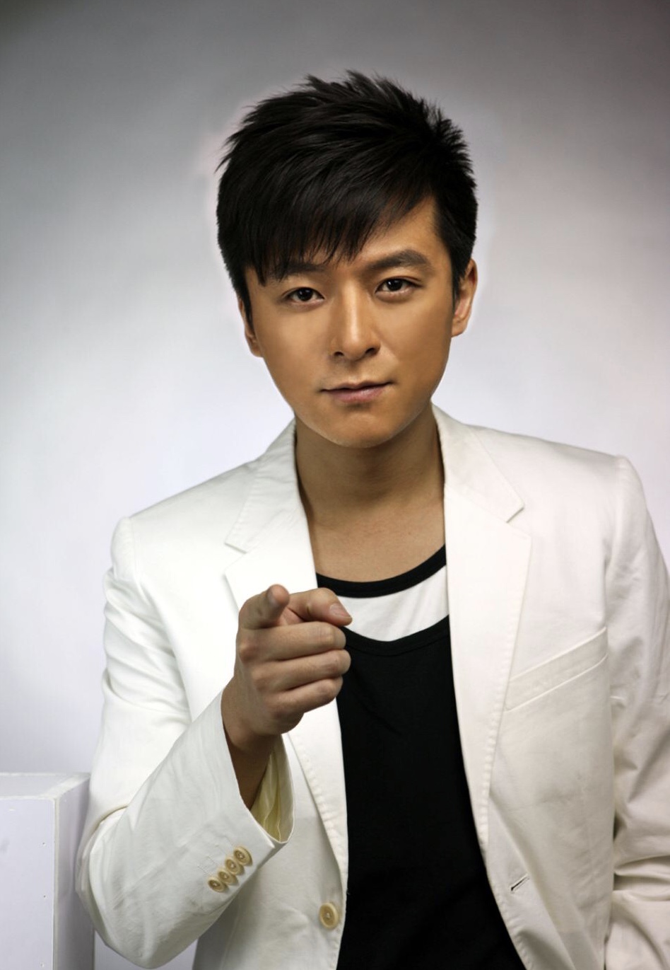 朱雨辰与女子亲密揽腰合照,疑似公开恋情,网友:朱妈妈同意了吗