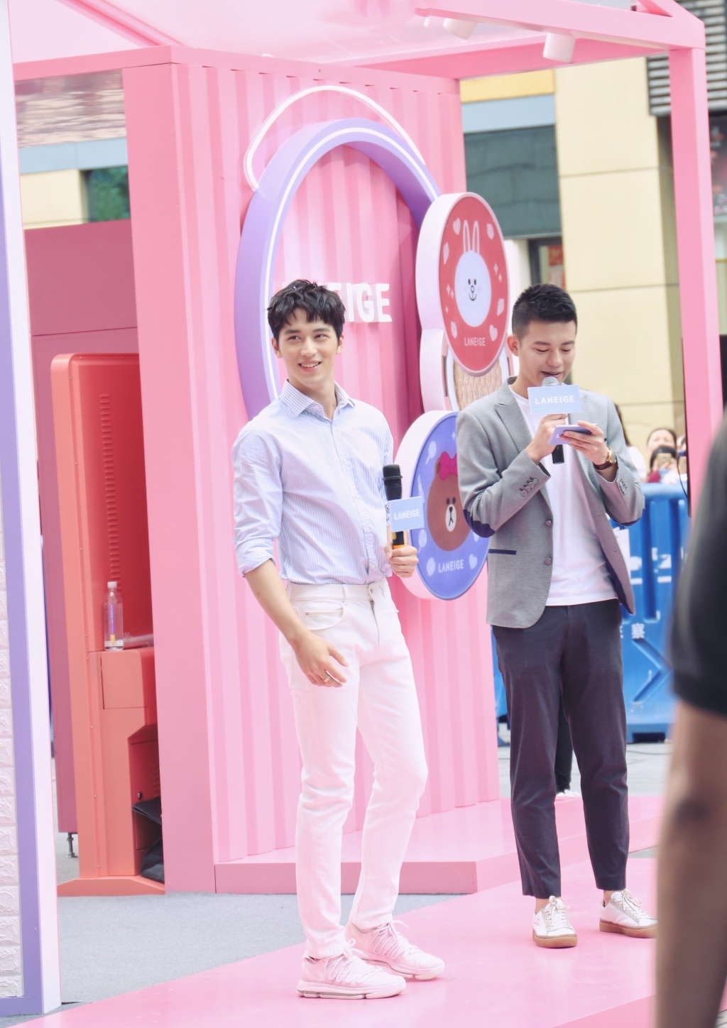 许魏洲出席活动被拍 比大长腿更吸睛的是他甜美迷人